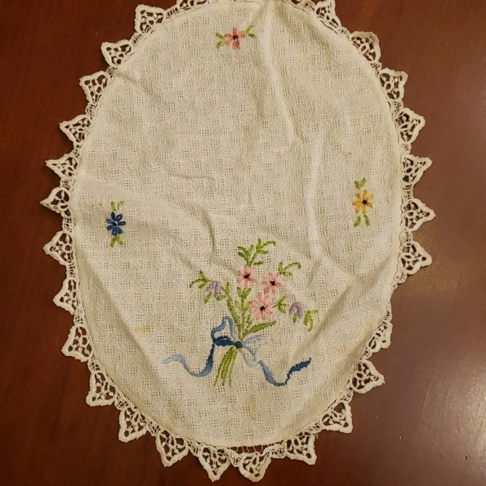 VINTAGE Handmade Doily Embroidered Oval 11x 8